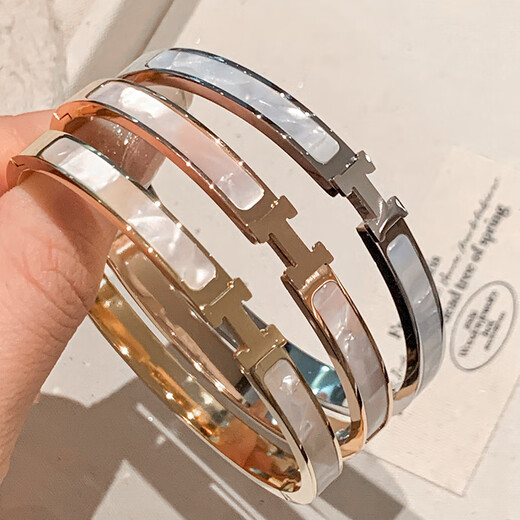 Hua Youxin Persimmon H letter ring bracelet for women, silver mother-of-pearl titanium steel bracelet, light luxury niche bracelet, exquisite jewelry, large H white mother-of-pearl bracelet, silver - titanium steel