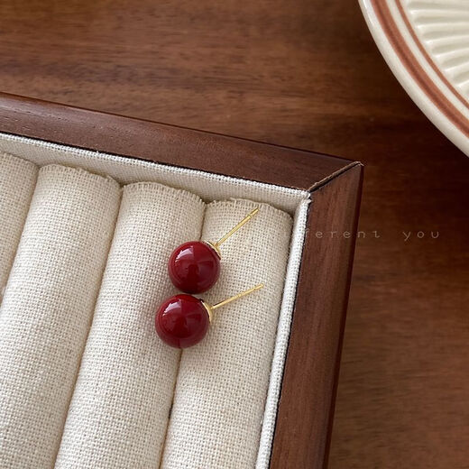 Hong Kong style wine red sugar bean pearl earrings for women new 2024 earrings niche design ear jewelry 10mm red bean mosquito coil ear clip
