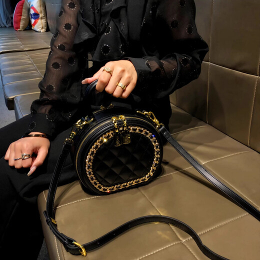 I.T Dankles Hong Kong Brand Kuhlattenbeutel Frauen 2025 Neue Textur Diamond kleine runde Tasche Handheld Runde Kuchenbeutel One-Shoulder Crossbody Bag Black (Theke Geschenkbox Set)