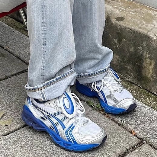 ASICS El visitante del museo X Asics Gel Kayano 14 Asics Co-Carry Running Shoes 1203A528-020 [Blue Silver] Pequeño 42