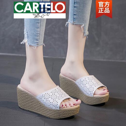卡帝乐鳄鱼（CARTELO）高档凉拖女夏2025新款镂空坡跟一字拖真皮松糕底外穿厚底高跟拖鞋 A6210白色 35