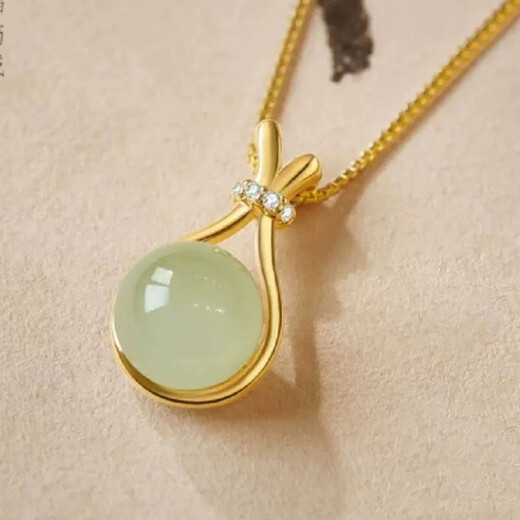 Jingji Fubao Imitation HEtian Jade Titanium Steel Collier pour femmes en 2024 Nouveau conception de niche de luxe légère