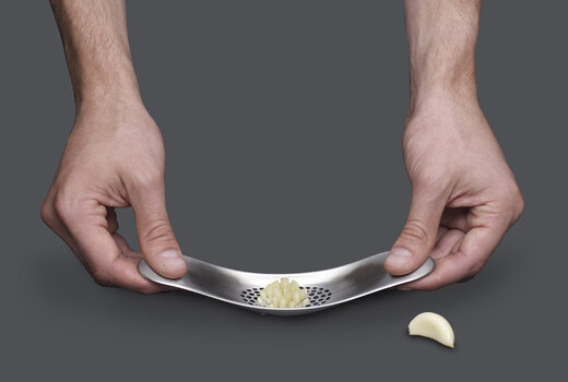 JOSEPH JOSEPH stainless steel curved garlic press, rocking garlic grinding tool, multi-functional kitchen cooking tool