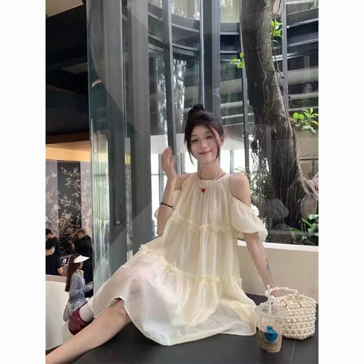 月半晴（YUEBANQING）夏季新款826气质法式连衣裙温柔露肩设计显瘦甜美仙女裙子a字裙 浅黄色 均码