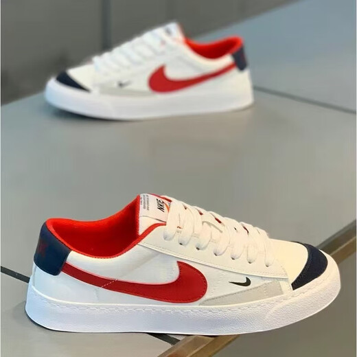 Hong Kong Counter Compras de compras para la primavera y el verano de los hombres, nuevos zapatos blancos, zapatos de tablero transpirable lienzo versátiles zapatos para hombres de moda.