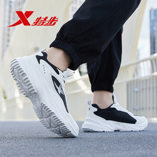 XTEP (XTEP) Herrenschuhe, Sportschuhe, Frühlings- und Herbst -Laufschuhe, neue Lederflächen wasserdichte Freizeitschuhe, Herren -Teenager -Dad -Schuhe, Herren Segel weiß schwarz [Lederoberfläche] 42