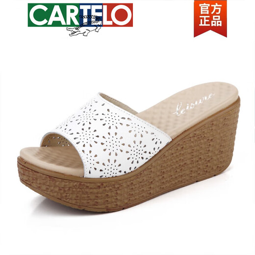 卡帝乐鳄鱼（CARTELO）高档凉拖女夏2025新款镂空坡跟一字拖真皮松糕底外穿厚底高跟拖鞋 A6210白色 35