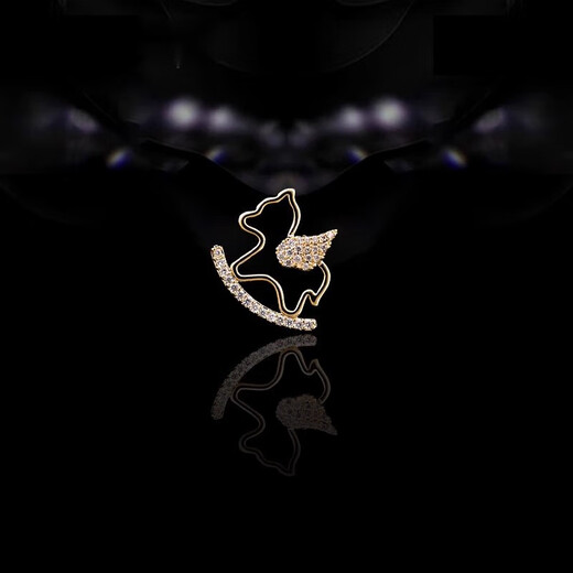 QUAMER high-end and exquisite little wooden horse brooch, cute and personalized design, collar pin shirt, gold color