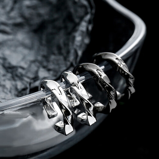 Bai Qixin has no pierced ears, high-end American style, no holes, no punching, men's ear clips, trendy men's single earrings for boys, handsome earrings for men, Moebius hoop ear clips, black and silver, 2 pairs