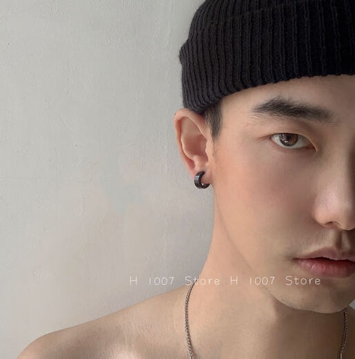 Titanium steel ear clips for men without piercing, hip-hop niche cold style fake earrings, earrings, single ear jewelry for female couples, black and silver, one ear clip each, titanium steel