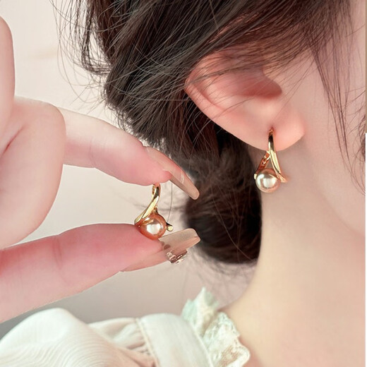 Korean light luxury geometric pearl earrings 2024 new style earrings, fashionable and versatile, temperament earrings for women, real gold, main picture