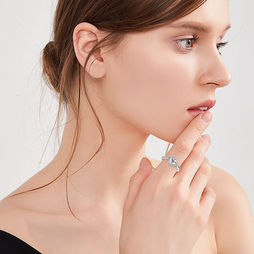 AVHE white platinum angel eye carat diamond ring twisted arm set with cultivated diamonds. Married man gives girlfriend and wife Chinese Valentine's Day. Platinum guardian cross-30 points cultivated diamonds.