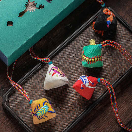Wang's Hand Cult Sachet bordado Sachete Pequeño Venenos Cinco Venenos, Wormwood de Paz Talisman, Cabello de collar de colgantes de medicina tradicional china (incluidas cinco piezas)