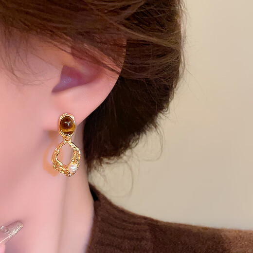 Nianfu ear clip earrings for women without pierced ears, new style, Maillard autumn and winter amber earrings, mid-autumn gift for girls, triangular ear clip, amber