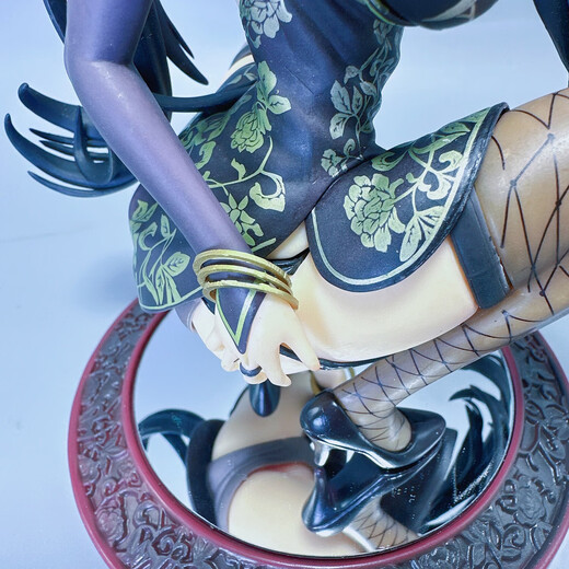 Huang Xi Out-of-Ord Imprent Winter Moon Moon Jasmin Red, blanc et noir La posture accroupie à trois couleurs pour changer le corps de rêve du corps Astasia peut détachable Figure 18+ Modèle de jasmin blanc limité à l'empreinte 1/6