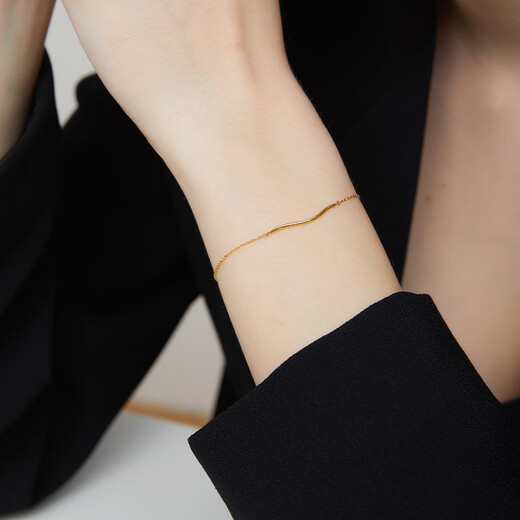 Chow Tai Fook SOINLOVE minimalist 18K gold ripple bracelet ins style commuting personality exquisite smile bracelet for women VE157 about 15cm