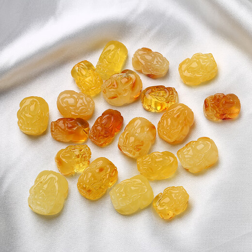 Yuyi Natural Russian Amber Beeswax Pixiu Pendant Bracelet Necklace Pendant Star and Moon Bodhi Mantra Beads DIY Accessories Small through hole (about 1.5 grams) 18 mm long