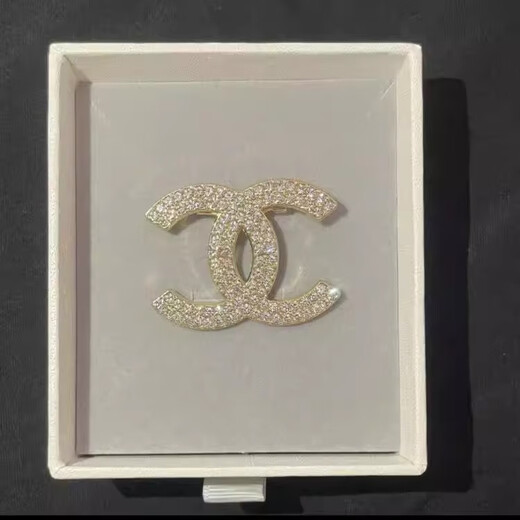 Pu Lian brooch, fragrant style, high-end fashion and luxury temperament, new corsage brooch, light luxury sweater coat, high-end suit accessories, Xiaoxiang C brooch, golden length, about 5.5cm