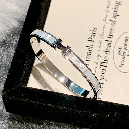 Hua Youxin Persimmon H letter ring bracelet for women, silver mother-of-pearl titanium steel bracelet, light luxury niche bracelet, exquisite jewelry, large H white mother-of-pearl bracelet, silver - titanium steel