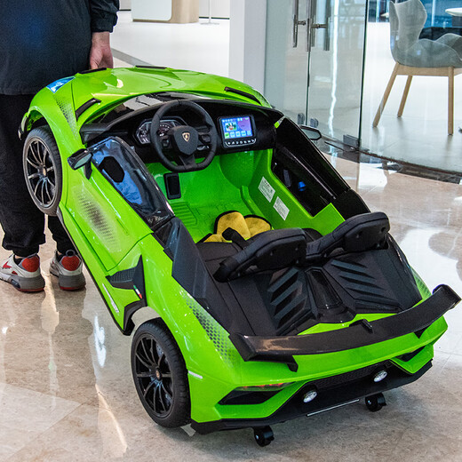 Join hands with an extra-large two-seater Lamborghini children's electric car toy that can sit on a baby's remote-controlled child stroller. Upgraded green full-featured + MP4 + 12A ultra-powerful battery, tug + portable charging + hydraulic butterfly wing door
