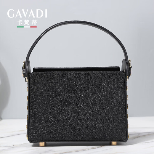 卡梵蒂 GAVADI珍珠鱼皮女包2024新款盒子包感单肩斜挎包手提小方包真皮 黑色