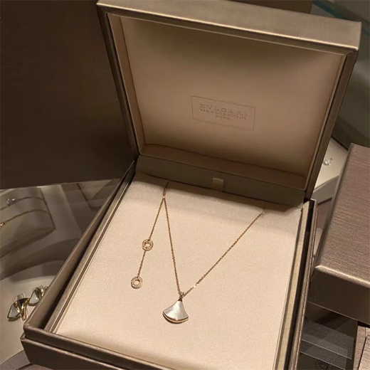 DL 1998 Fat Donglai same style small skirt 18K gold necklace fan-shaped fan white Fritillaria red 18K rose gold bone chain for women White Fritillaria