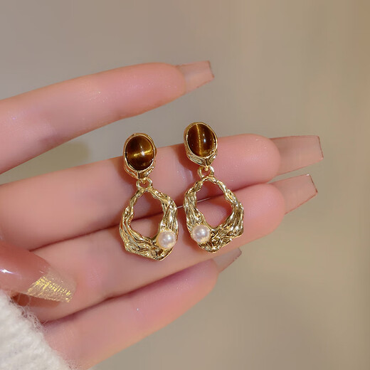 Nianfu ear clip earrings for women without pierced ears, new style, Maillard autumn and winter amber earrings, mid-autumn gift for girls, triangular ear clip, amber