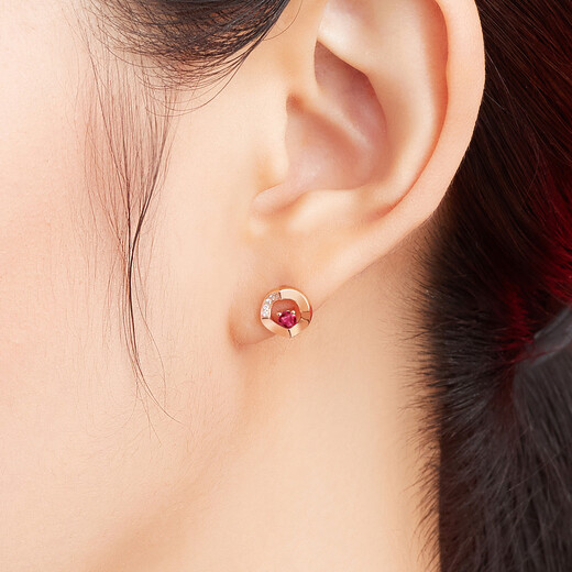 Lukfook Jewelry 18K gold small round ruby diamond stud earrings, total gemstones 15 cents/diamonds total 2 cents/approximately 1.51 grams