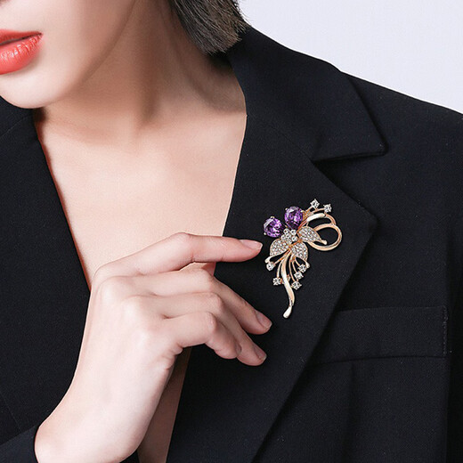 Kamalun (KAMALUN) crystal brooch, high-end women's new temperament corsage design, suit pin accessories, birthday gift for girlfriend, red crystal + brand gift box, no engraving