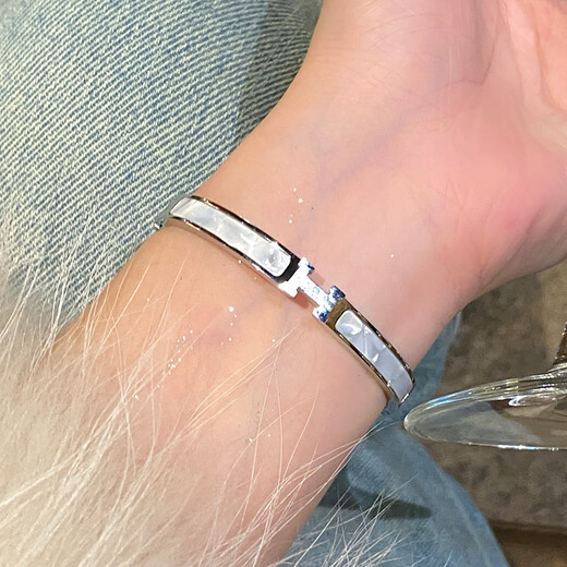 Hua Youxin Persimmon H letter ring bracelet for women, silver mother-of-pearl titanium steel bracelet, light luxury niche bracelet, exquisite jewelry, large H white mother-of-pearl bracelet, silver - titanium steel