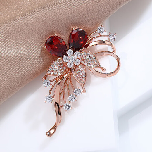 Kamalun (KAMALUN) crystal brooch, high-end women's new temperament corsage design, suit pin accessories, birthday gift for girlfriend, red crystal + brand gift box, no engraving