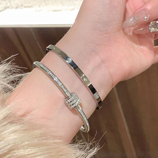 Muqian titanium steel does not fade, light luxury, high-end, full diamond bracelet, women's bracelet, Roman numerals, small waist, simple gypsophila full diamond bracelet, gold - titanium steel, diameter about 5.9cm, inner diameter 5cm