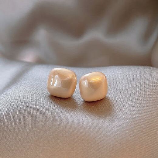 Square earrings for women, new popular retro earrings, light luxury, high-end, elegant, imitation pearl earrings, champagne color 14MM, one pair