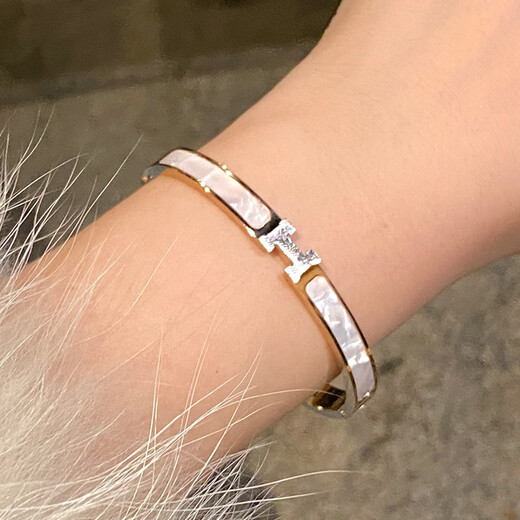 Hua Youxin Persimmon H letter ring bracelet for women, silver mother-of-pearl titanium steel bracelet, light luxury niche bracelet, exquisite jewelry, large H white mother-of-pearl bracelet, silver - titanium steel
