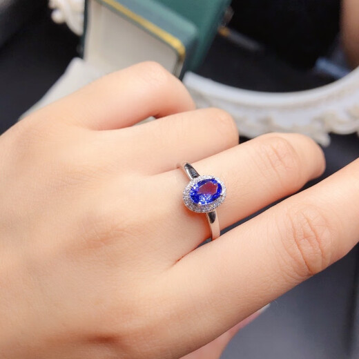 Luxurious natural tanzanite ring is noble and elegant, completely pure quality. Explosive sparkling 925 silver fine inlaid supports testing. Natural tanzanite ring is noble, elegant and completely pure product.