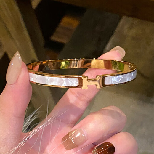 Hua Youxin Persimmon H letter ring bracelet for women, silver mother-of-pearl titanium steel bracelet, light luxury niche bracelet, exquisite jewelry, large H white mother-of-pearl bracelet, silver - titanium steel