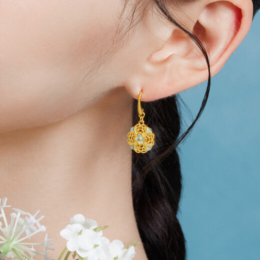 Liufu Jewelry Fuman Heirloom Four Gold Song Yun Flower Brothel Hollow Ruyi Colored Craft Gold Earrings Earrings Priced at 021987EA 5.35 grams (including labor cost 653 yuan)
