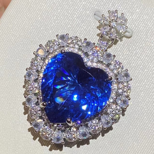 Extravagant and extravagant heart-shaped sapphire and tanzanite pendant, clean and flawless to the naked eye, 925 silver plated with 18K gold, extra-large heart-shaped sapphire and tanzanite pendant.