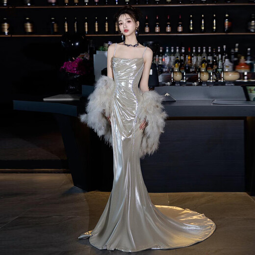 茵侈吊带鱼尾晚礼服新款小众轻奢亮闪闪主持人订婚宴会新娘敬酒服 银色吊带裙 M