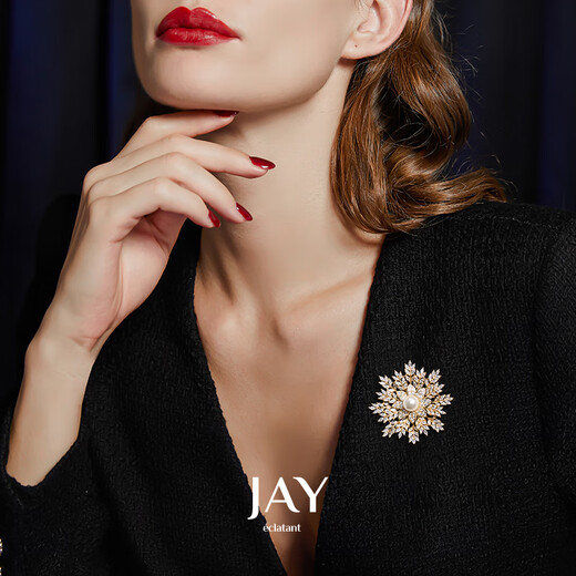 YIBIY2025 latest bright snowflake brooch high-end exquisite fashion corsage luxury pin clothing accessories mother's day gift gold
