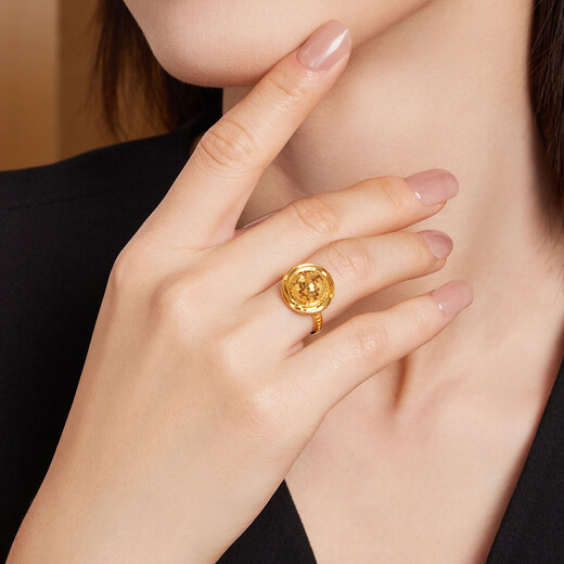 Lukfook Jewelry Light and Shadow Gold Pigeon Egg Scale Moving Time and Space Gold Ring Live Mouth Ring Gift Price 013473RA 6.34g (including labor cost 957 yuan)