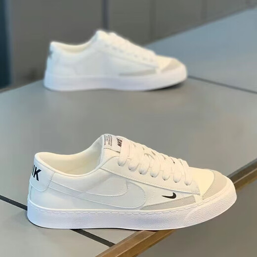 Hong Kong Counter Compras de compras para la primavera y el verano de los hombres, nuevos zapatos blancos, zapatos de tablero transpirable lienzo versátiles zapatos para hombres de moda.