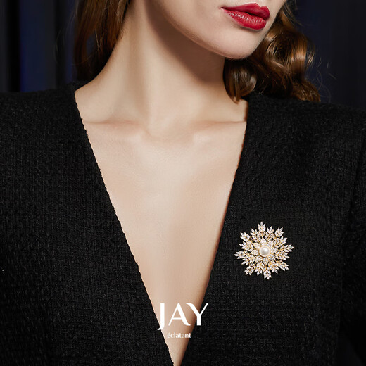 YIBIY2025 latest bright snowflake brooch high-end exquisite fashion corsage luxury pin clothing accessories mother's day gift gold