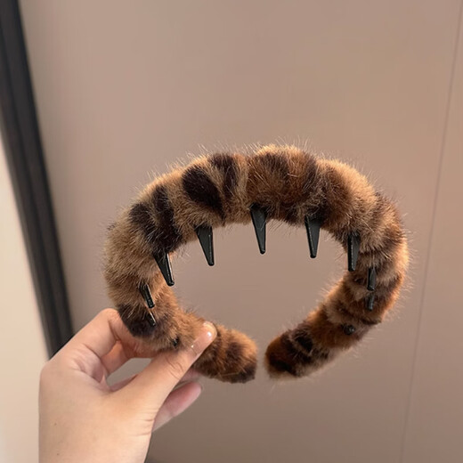 Mengkeduo big wave leopard print plush hair hoop high skull Korean lace tooth anti-slip hair pressure autumn and winter face wash headband broken hair arrangement plush leopard print head hoop light brown color