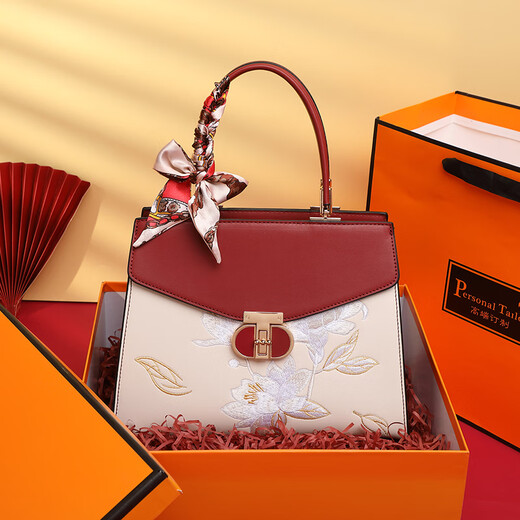 Xiangwei New Year's gift for mother's birthday is practical, 40-year-old mother-in-law, 50-year-old and 60-year-old ladies portable wedding bag, red gift bag gift box + bouquet scarf, heart-warming gift for elders