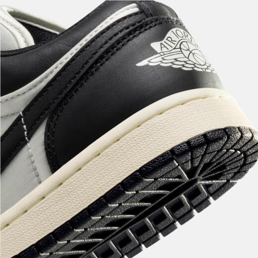 NIKE/耐克 AIR JORDAN 1 LOW AJ1低帮女子复古运动休闲板鞋 FB9893-101 37.5