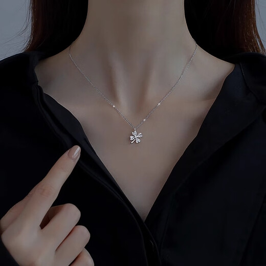 Chow Tai Sang four-leaf clover sterling silver necklace women's lucky pendant clavicle chain fashion jewelry 520 Valentine's Day white gold lettering + exquisite gift box