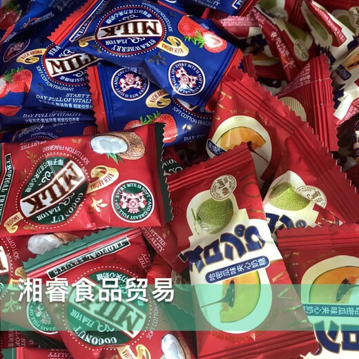 Valerie Chanel Fengya coconut flavor/strawberry flavor/cantaloupe-filled toffee tastes far better than wedding candy snacks for students. Mixed flavors 250g, about 30 pieces