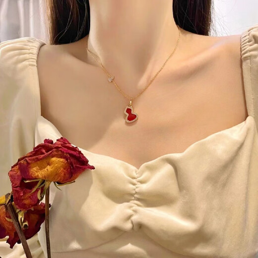 Fat Donglai's same style 18k gourd pendant 2024 new style necklace for women, simple and light luxury, internet celebrity's same style clavicle chain, carnelian