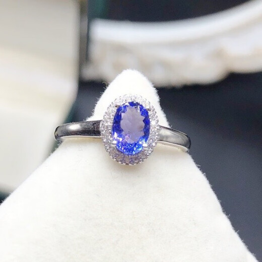 Luxurious natural tanzanite ring is noble and elegant, completely pure quality. Explosive sparkling 925 silver fine inlaid supports testing. Natural tanzanite ring is noble, elegant and completely pure product.